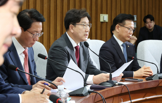 권성동(가운데) 국민의힘 원내대표가 14일 국회에서 열린 원내대책회의에서 발언하고 있다. [연합뉴스]